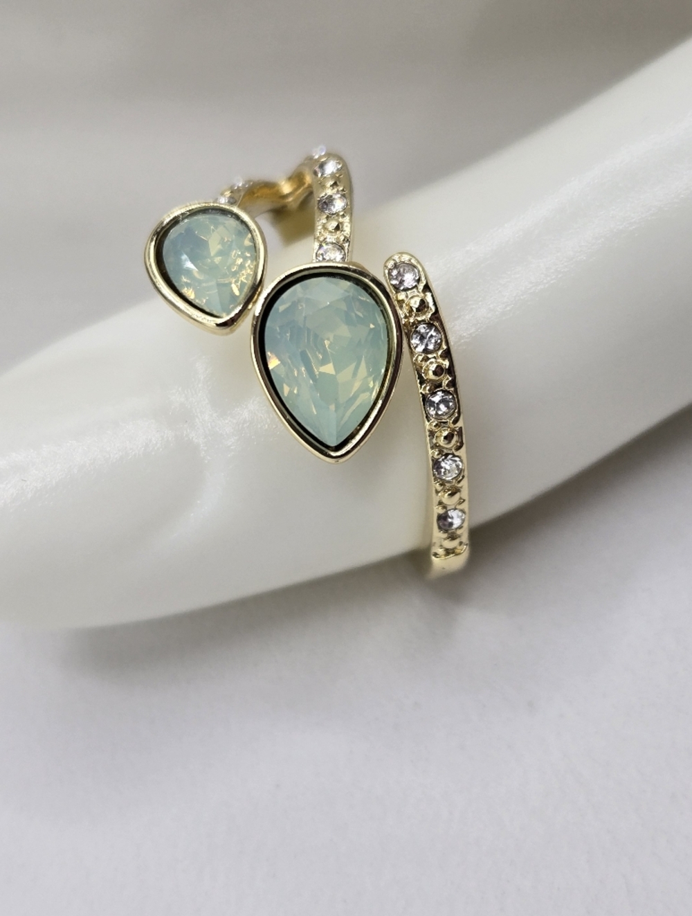 Swarovski Crystal Elements Gold Statement Ring Green Opal Size 9 Prom Bridal - Picture 5 of 7